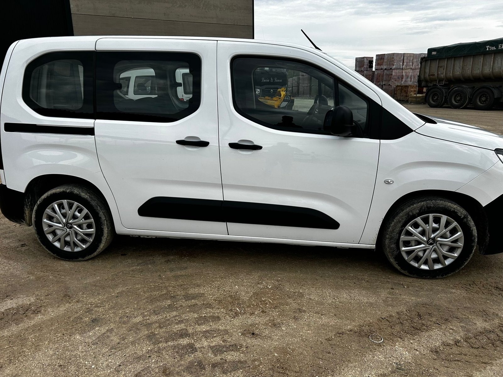 Furgoneta Citroen Año 2020Km 183.200Transferencia incluida. PRECIOS A CONSULTAR, SERGIO +34 634 501 326. Maquinarias Arahal - Maquinarias Industriales y Agrícolas en Sevilla